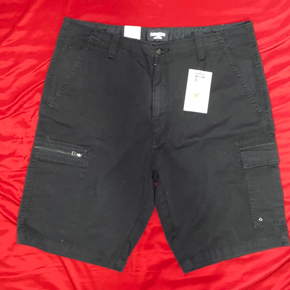 New with tag.  Men’s Denizen Levi’s Cargo Shorts size 38.